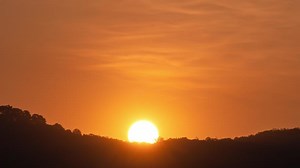 Télécharger beau grand soleil clair au lever ou au coucher du soleil, scène de paysage nature nuage et ciel. Images 4k. gratuitement