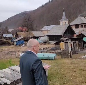 Tanti Elvira din Firiza ar putea să ne dea tuturor lecții de civism. După ce am ajuns vedete în iarnă, când am felicitat-o după ce am găsit-o la deszăpezit la prima oră, când încă era întuneric, am considerat că trebuie să revin. I-am oferit un mărțișor, din partea mea și a comunității băimărene. Mulțumim, tanti Elvira! Pentru exemplul de om bun și de simț civic! | Dancus Ioan Doru
