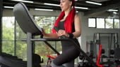 Femme entraînement jambes fesses escalier étape machine d’exercice...