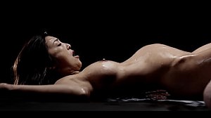 La nana asiatique Emiri Momota se fait remplir d'une quantité insensée de sperme et gicle partout - Cumflation Rough Sex TRAILER