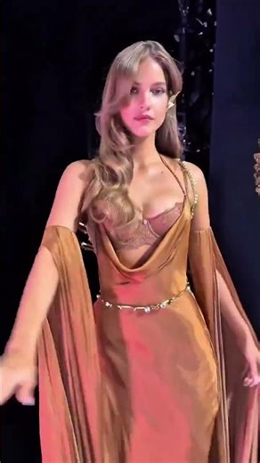 QuickClipsHQ - Barbara Palvin Backstage @ VSFS #shorts #shortsfeed #model #vs #vsfs #victoriasecret