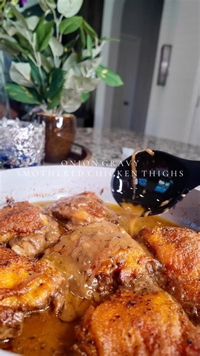 fried chicken thighs 🤤 #chicken #chickenthighs #dinnerideas #cheapmeals #easyrecipe