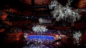 VIDEO: Hør og se DR Pigekorets nye udgave af ’Vi elsker vort land’ (Midsommervisen)