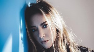 En microbikini, Fernanda Castillo deslumbra con su cuerpo al natural a sus 41 años