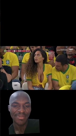 Qu'est-ce-qu'il regarde sur les Siens de cette Fille ?