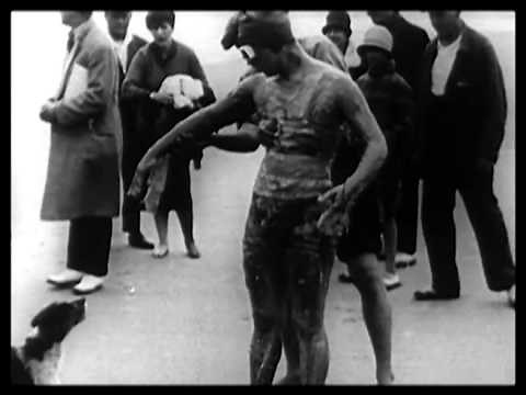 Gertrude Ederle swims the English Channel 1926