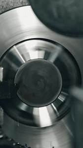 工业金属车床在生产装置中起作用，展示精密切削和平滑的旋转运动 库存影片视频（100% 免版税）3818315279 | Shutterstock