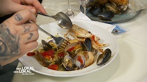 11K views · 107 reactions | Im heutigen Wochenfinale spricht Gastronom Basti ein besonderes Lob aus: Für ihn sind die "Spaghetti mit Meeresfrüchte" der Teller der Woche! 咽 #MeinLokalDeinLokal | Mein Lokal, Dein Lokal | Facebook