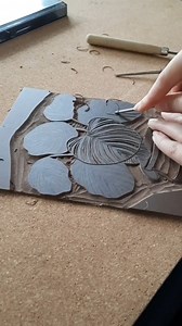 4.6K views · 13 reactions | Plantlover - ihr seid gefragt! Hast du die Pflanze erkannt, die diesen Linolschnitt inspiriert hat? 樂華 MandaLinogravure zeigt euch, wie sie ihre handgefertigten Pflanzendrucke auf 100% Recyclingpapier herstellt! | Etsy | Facebook