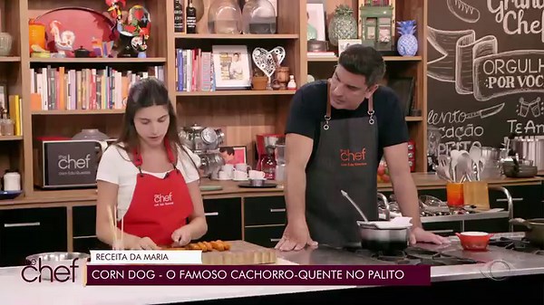 2K views · 79 reactions | Sabe aquela receita clássica dos filmes norte-americanos? O corn dog é um hot dog no espeto, em que a salsicha é coberta com uma massa com farinha de milho! Maria Guedes, filha do Edu Guedes, ensina a preparar! #BandReceitas | Band Receitas | Facebook
