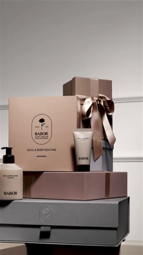 Negujuća rutina za telo i čula – sa jedinstvenim mirisom GROUNDING koji stvara osećaj unutrašnje ravnoteže i harmonije i bogatim sastojcima za negu za osećaj gipke kože i zdravu barijeru. Inovativna kombinacija negujućih sastojaka i relaksirajuće aromaterapije🤎 #spa #babor #nega #xmasset #xmas #body #foruyou #viral