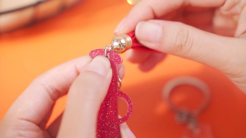 Cunno 20 Sets Acrylic Cheer Megaphone Keychains with Tassel Cheerleading Team Gift Grad(Glittery Yellow, Yellow)