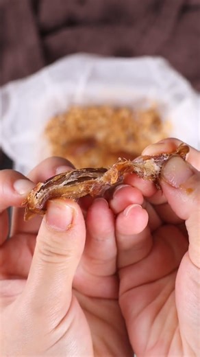 Must make snickers slice snack recipe - see the full recipe here https://zingwellbeing.com/blogs/recipes/snickers-rice-cake-bars | Rhian Allen Zing Wellbeing Founder