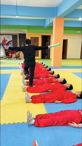 The coach uses a stick to "hit" each student– ​this training is hardcore! "Fast Growth Plan" Kung Fu