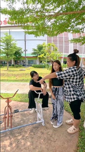 แม่..หนูจะเล่นอันนี้..ไล่เขาออกไปเลย 🙄