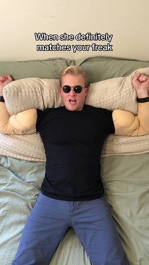 Nasty Girl Impersonates Johnny Bravo in Cosplay