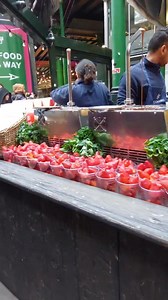 Buying Strawberry Pot with chocolate Borough Market London #boroughmarket #london #england #londontravel #everyone #strawberry | Global Adventures