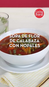 Celebra el #DíadeMuertos con el reconfortante aroma y sabor de nuestra sopa de flor de calabaza. Esta receta tradicional es mucho más que una simple sopa, es un abrazo caliente para el corazón en un momento de reflexión y conexión con aquellos que ya no están entre nosotros. Comparte con nosotros esta receta que trae consigo la calidez y el espíritu de una festividad llena de recuerdos y amor. 🧡🕯️✨ * * * * #SopaFlorCalabaza #DíaDeMuertos #RecetasTradicionales #CocinaFácil | Cocina Fácil