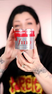 Am testat masca de par virala de la un brand japonez! Am comandat masca de pe Yesstyle deoarece am gasit-o la un pret mai bun fata de cum se gaseste la noi. Atunci cand am filmat, nu eram la fel de entuziasmata de aceasta masca, insa acum sunt extrem de incantata! Este minunata, extrem de hranitoare si faina pentru un par cu porozitate mare, frizzy, degradat. Insa nu cred ca va fi la fel de potrivita pentru un par subtire/ moale/ cu porozitate scazuta. Acest clip nu este sponsoriat, iar produsul