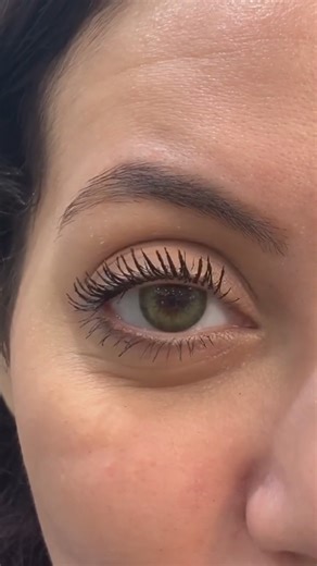 Our new Mascara Natural Form! This everyday black mascara makes your lashes stand to attention. With a comfortable formula enriched with organic virgin coconut oil, you get the benefits of a heavy-duty mascara without the tacky feeling. 🤩🤍😌 @thebodyshopsaudiwest #thebodyshop #FreedomToBe #NaturalMakeup | The Body Shop