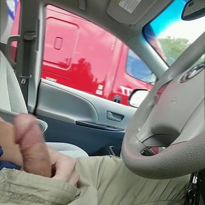 Lucky guy flash truck & gets sucked off by str8 trucker