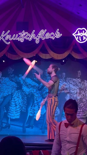 Party machen in Berlin! Unsere 4 stündiges Showerlebnis wird garantiert jeden umhauen. Showgirls in bunten Kostümen, die durch die Gänge tanzen und gute Laune verteilen oder unsere tolle Sängerin, die einen klasse Auftritt hinlegt - bei uns gibt es alles! Zusammen mit einem leckeren Drink, etwas leckerem zu essen und guter Laune klingt das doch nach dem perfekten Abend oder nicht? 😉 #Party #berlinnachtleben #clubbing #alexanderplatz #Wochenende #berlin #eventrestaurant #barberlin #Show #showtim