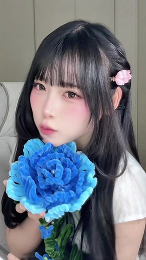 ファンが作ったアクセサリーと大きなお花を紹介する動画