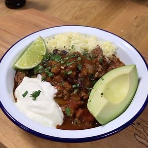 Try this low carb spicy chilli bowl for dinner tonight 🔥😛 So quick and easy to make and ready in 15 minutes so it's a proper #Leanin15 😍 #Food #foodie #instacook #meals #healthy #dinner with @lucybeecoconut oil 🤗 | The Body Coach