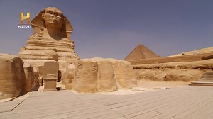 48K views · 1.6K reactions | De acordo com arqueólogos tradicionais, a Grande Esfinge foi construída por volta de 2500 a.C., entretanto, pesquisas recentes sugerem uma idade muito mais antiga, mais de 10.000 anos. Essa teoria propõe uma origem anterior à civilização egípcia conhecida, reacendendo o debate histórico. #AlienígenasDoPassado | HISTORY | Facebook