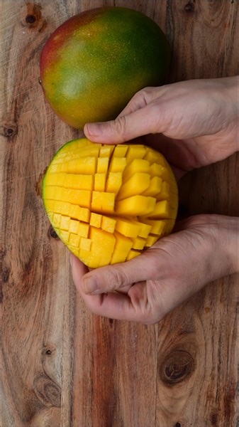 How to cut a mango with 2 simple methods allowing to dice, slice, and gather the fruit. #mango #howtocut #kitchenhacks | AlphaFoodie