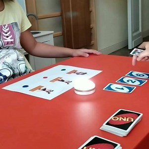 Ecco un video con tema: matematica e funzioni esecutive! 🧠 La richiesta è multipla: 1) quando ci sono le luci colorate fai i gesti corrispondenti💡 2) con luce bianca guarda le carte ed esegui a mente varie operazioni 🔢➕➖ 🃏Il lavoro è durato più di 15 minuti e ho aumentato la difficoltà mano a mano: siamo partiti con le somme semplici, poi con le sottrazioni con due carte di due colori diversi ed infine i gruppi di colore da sommare, sottraendo il gruppo minore a quello maggiore! 🤩 Abbiamo q
