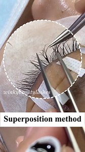 ✨ Double the Density with the Stacking Lash Extension Technique! ✨ Want super voluminous lashes? Try the stacking method for extra density and an intense, full look! 😍 🔸Apply two lash extensions to one of your natural lashes. This is the secret to doubling the density while keeping your lashes looking natural and fluffy! 🔸The key is to carefully position the lashes so they adhere neatly, creating a fuller, more dramatic effect without being too heavy. 🔸You’ll get that wow factor with the per