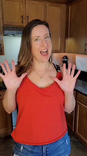 Blueberry Pudding Cake 💙 Recipe 👇 Soft and not too sweet, this blueberry pudding cake is heaven. I chose to bake it in a 12 inch cast iron, but you can opt for a 9 x 12 baking dish. Want to have some fun? Brush the top of the pudding cake with some rum before serving. More recipes on my website! mybestfriendisfood.com 18 oz Fresh Blueberries 1/4 cup Sugar 1/4 cup Water 1 ½ Tablespoons Cornstarch 1/4 cup Water 2 cups Flour ¾ cups Sugar ½ cup Melted Butter 1 ¾ cups Milk 1 ½ teaspoons Vanilla 3 E