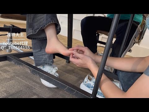 TW055：躲在办公室桌底偷偷挠脚心 | Chinese tickling| Tickling during meeting
