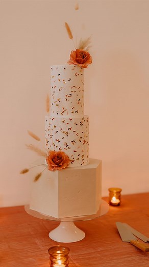 Terrazo Wedding Cake @eventos.oneheart @adrimendezphotography @blueskyfilms @dbambueventos @costamesaeventrentals @magic_lights_bygds @leoniylolo @campolagocr @sweetboutiquecr @dmt_mua @stemusic_cr @djstecr @arteneoncr @glam.cocktails @gyroboothcr | Sweet Boutique Cake Design