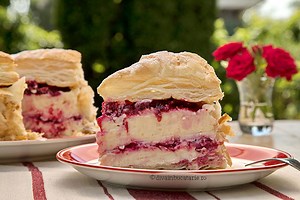Tort cremsnit cu crema de vanilie si visine - Diva in Bucatarie