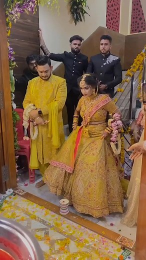 Rit map olandun ghara madhe ali #Beautiful #Couple #aagrikolicouples #youtubeshorts #viralshorts #viral #love #wedding | Aagri Koli Couples