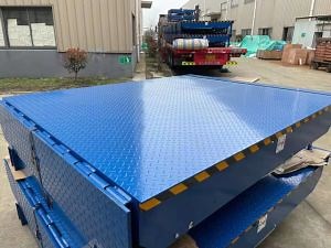 [Hot Item] Durable Airbag Telescoping Ramp Boxed up Swinging Lip Vehicle Car Lift Ramp Dock Leveler Work Platform Hydraulic Boarding Bridge