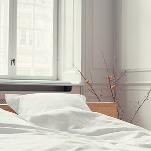 Hand drawn by Danish design pioneer Arne Jacobsen – an avid amateur botanist – and expertly transferred to textile, the wild-growing shepherd's purse plant decorates the soft and sumptuous Hyrdetaske bed linen. An iconic motif in the Georg Jensen Damask collection. Hyrdetaske bedding in White. | Georg Jensen Damask