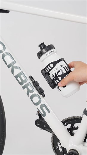Magnetized for effortless access. #cyclinggear #interestingthings #bottlecage #rockbros | Rockbros Europe