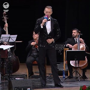 A Dankó Rádió utazó koncertsorozata, a Dankó Klub tavaly novemberben a Felvidéken járt. Rimaszombati koncertünk lelkes közönségét Egri József is megénekeltette Tordai Zoltán és zenekara kíséretével, méghozzá az aranykorszak melódiáival. A budapesti örökzöld egyvelegben Lajtai Lajos és Zerkovitz Béla melódiái csendültek fel. Erre a hétre ilyen felhőtlen, jó hangulatot kívánunk önöknek! #dankoradio #video #dankoklub #esemeny | Dankó Rádió Hivatalos Oldala