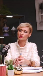 Dai bani greșit? Poate îți scade prosperitatea! Iată cum se face corect. În numerologie, modul în care dai sau primești bani contează enorm pentru fluxul tău de prosperitate. Pentru unii oameni, simplul gest de a oferi bani direct din mână sau de a împrumuta fără discernământ poate tăia din sporul financiar — și nici măcar nu știu de ce simt o scurgere energetică. Când dai bani în numerar, ai grijă ca marginea (colțurile) banilor să fie orientate spre tine - simbolic înseamnă că se întorc. Evită