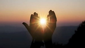 #BuenosDías ‘Protégeme, Dios mío, que me refugio en ti’ (Salmo 16, 1) Aprópiate de esta afirmación, rumia esta palabra, haz que el corazón se convenza de qué efectivamente el Dios que te ama esta contigo protegiéndote. ¡Ánimo! Hoy más que nunca estás refugiado en el corazón de Dios. Si Dios está contigo, ¿quién en contra? | Uniminuto Bogotá | Facebook