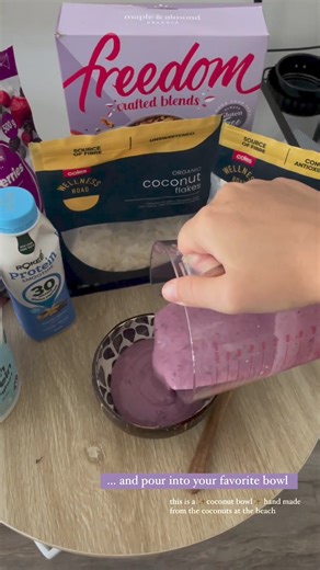 @glutenfreelifeofemma shares her favourite post run, high protein smoothie bowl 🥥🍓🫐🍌🥛🥣 This is Emma's favorite breakfasts after going for a run, as it is high in protein, thus good for recovery. Ingredients: • 100ml high protein vanilla flavoured milk • 90gr frozen mixed berries 🍓🫐 • 1 banana 🍌 • 50 gr high protein yoghurt • 20gr Freedom Crafted Blends Maple & Almond Granola • 10gr coconut flakes 🥥 • 10gr cacao nibs • 5gr chia seeds MACROS 59gr carbs | 25gr protein | 12gr fats Save thi