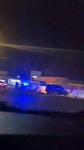 Esta noche la policía esta en Decker blvd, al parecer una persona está en estado crítico, sino es que perdió la vida en esta área muy concurrida, tengan cuidado hay mucha policía en el area. | El Rayo Musical