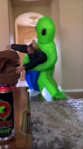 ALIEN INVASION PRANK on roommates 😂✌️👽