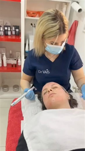 🌸 Dermapen tretman je kozmetička metoda podmlađivanja kojom se koži koja gubi kolagen i elastin vraća jedrina, blistavost, brišu nepravilnosti i bore sa lica. 🌸 Tretman se bazira na upotrebi dermapen električnog aparata. Dermapen - skinneedling aparat efikasno stimuliše proizvodnja kolagena i omogućava bolja apsorpcija kozmetičkih i lekovitih preparata. 🌸 Sastoji se od većeg broja iglica koje istovremeno stimulišu regeneraciju tkiva i ubacuju aktivne supstance. 🌸 Ako su podmlađivanje, ujedna