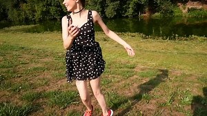 Une jeune femme en jupe courte : vidéo de stock (100 % libre de droit) 32149960 | Shutterstock