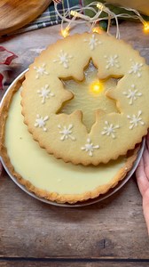 452K views · 4K reactions | Crostata di Natale effetto vetro, un guscio di pasta frolla ripieno di caramello e ganache al cioccolato bianco, reso prezioso da un elegante disco di copertura, decorato con fiocchetti di glassa bianca e un intarsio centrale trasparente. #crostataeffettovetro #graziaintavola #intreccidifrolla #crostatadinatale #pastafrolla | Grazia in Tavola | Facebook