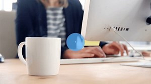 Femme tapant au bureau, icône initiale : vidéo de stock (100 % libre de droit) 3998413237 | Shutterstock